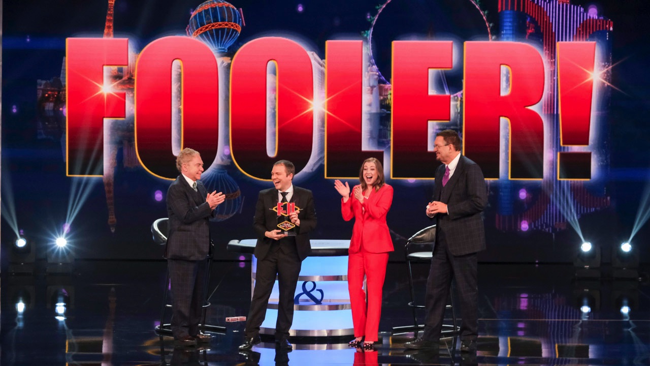 Le magicien français Boris Wild recevant le trophée FOOLER dans l'émission TV Penn & Teller Fool Us