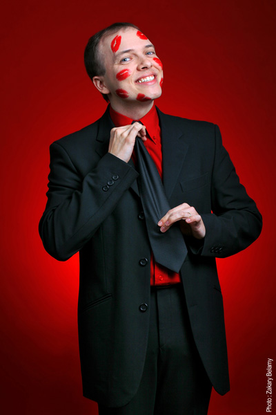 Portrait Kiss Me du magicien français Boris Wild sur fond rouge