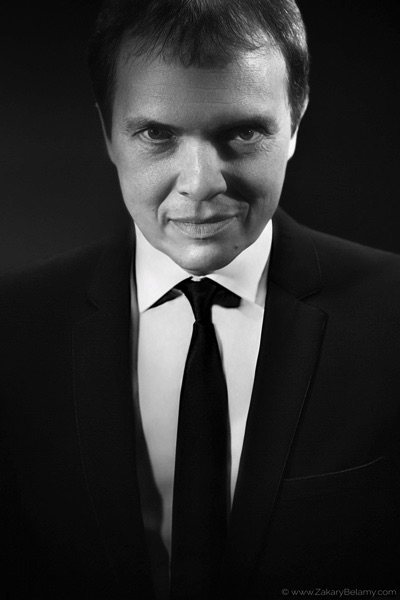 Portrait noir & blanc du magicien français Boris Wild