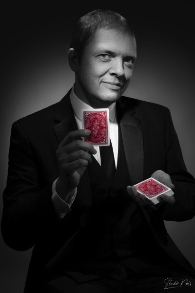 Portrait Boris Wild avec cartes rouges pour Studio Noir 