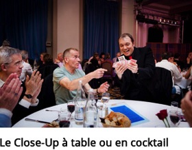Le magicien français Boris Wild en magie de close-up à la table des invités 